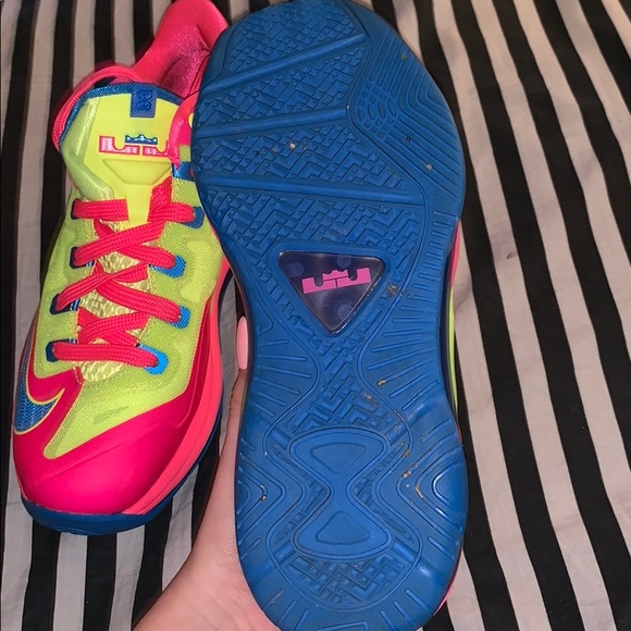 girls NIKE tennis shoes - Picture 3 of 4